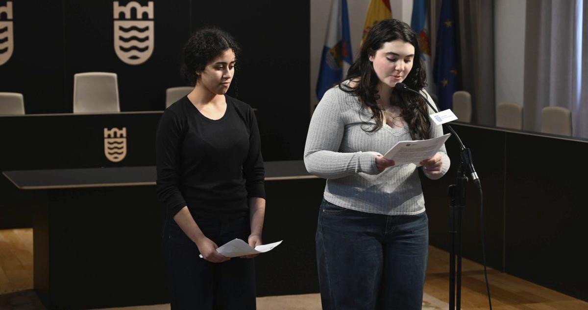 Dos alumnas del IES Frei Martín Sarmiento leen el manifiesto del 8M. | RAFA VÁZQUEZ