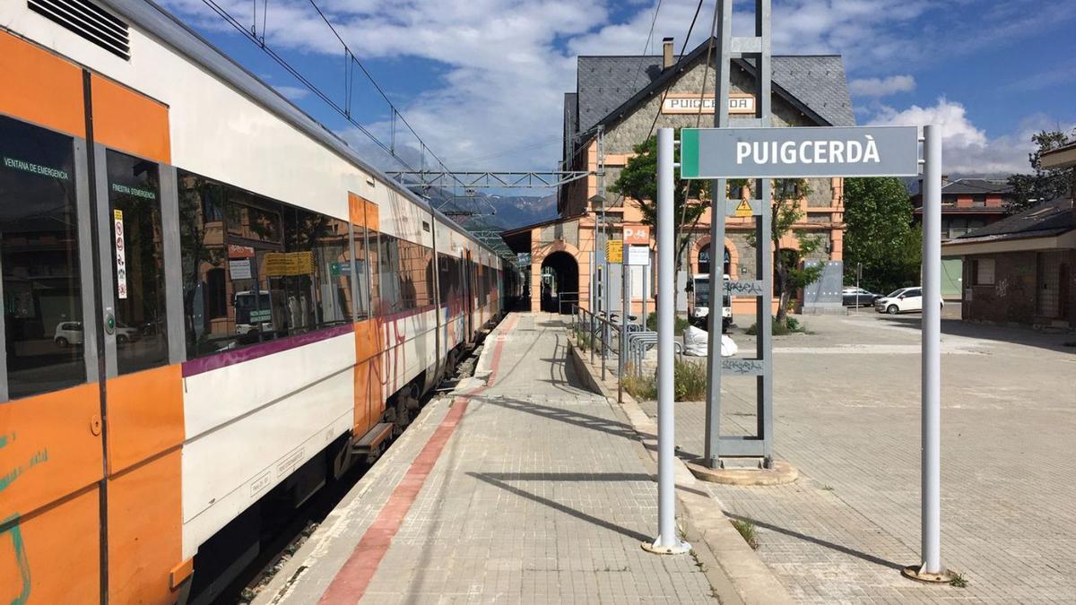 Un tren de Rodalies procedent de Barcelona aturat a l’estació de Puigcerdà