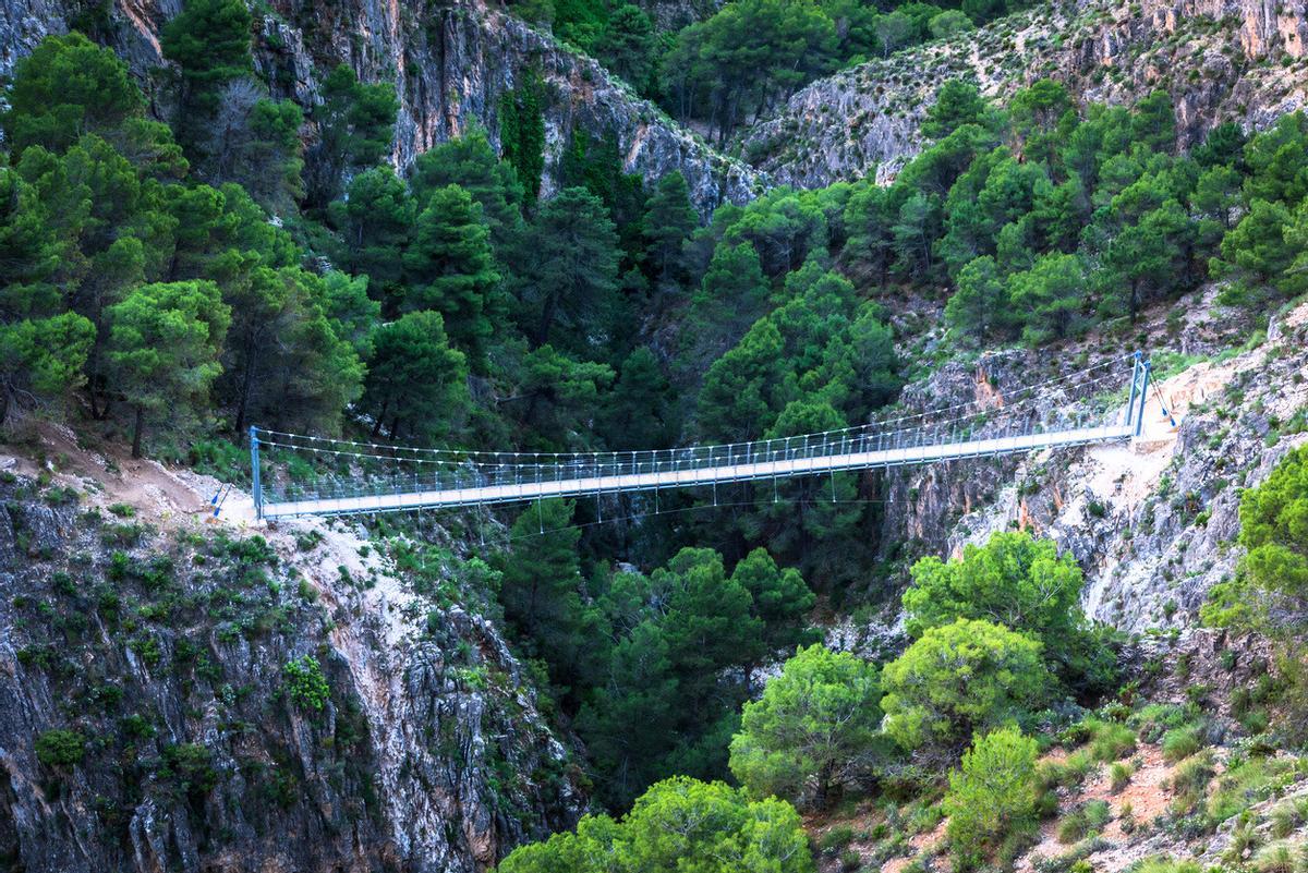La ruta de senderismo que lleva a uno de los puentes colgantes más largos de España