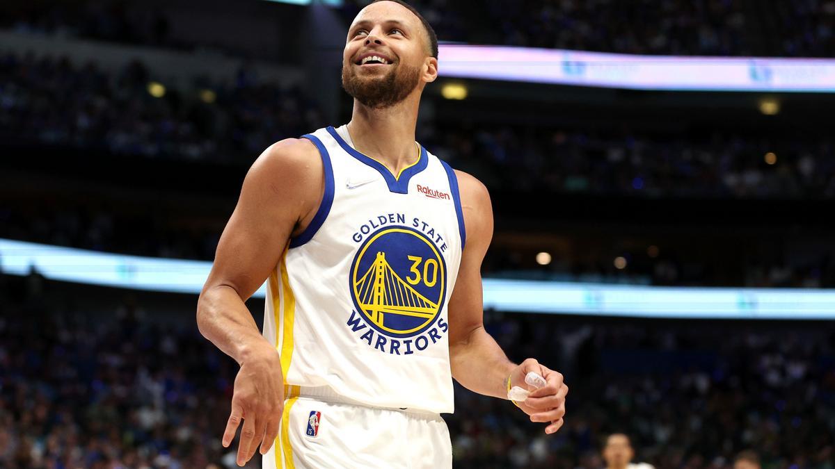 Curry en el 3-0 de los Warriors