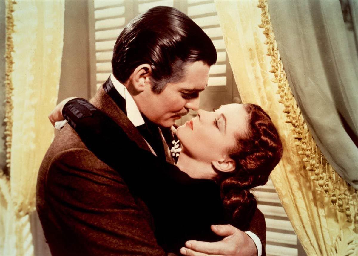 Beso icónico entre Rhett Butler (Clark Gable) y Scarlett O'Hara (Vivien Leigh) en la película 'Lo que el viento se llevó'.