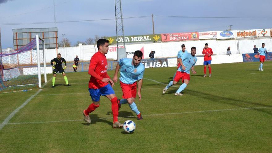 Un jugador del Benavente controla el balón