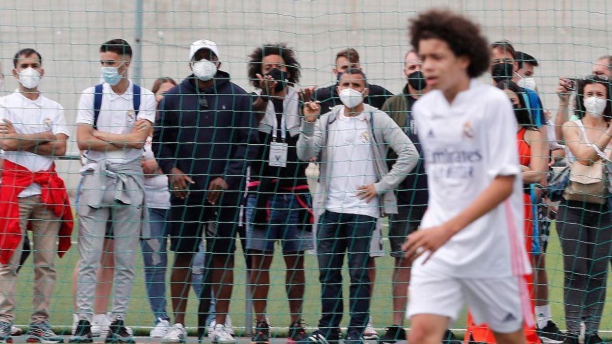 Marcelo viendo jugar a su hijo.