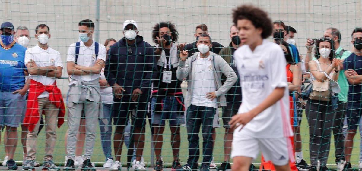 Marcelo viendo jugar a su hijo.