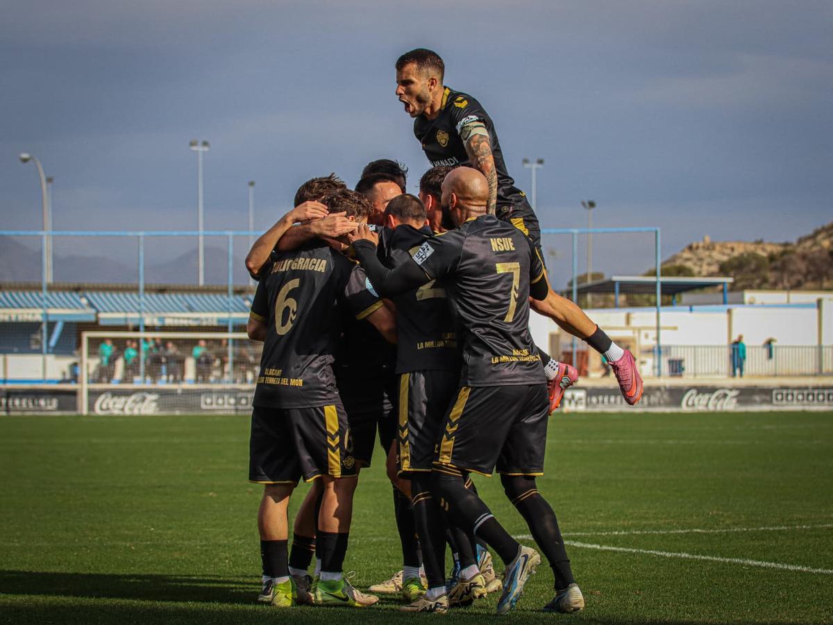 Los jugadores del Intercity celebran el tanto que les otorgó la victoria.