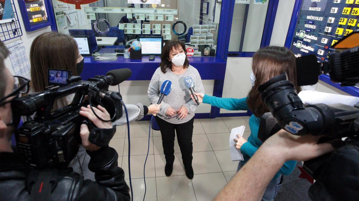 La dueña de la administración de la calle Reyes Católicos de Alicante atiende a los medios.