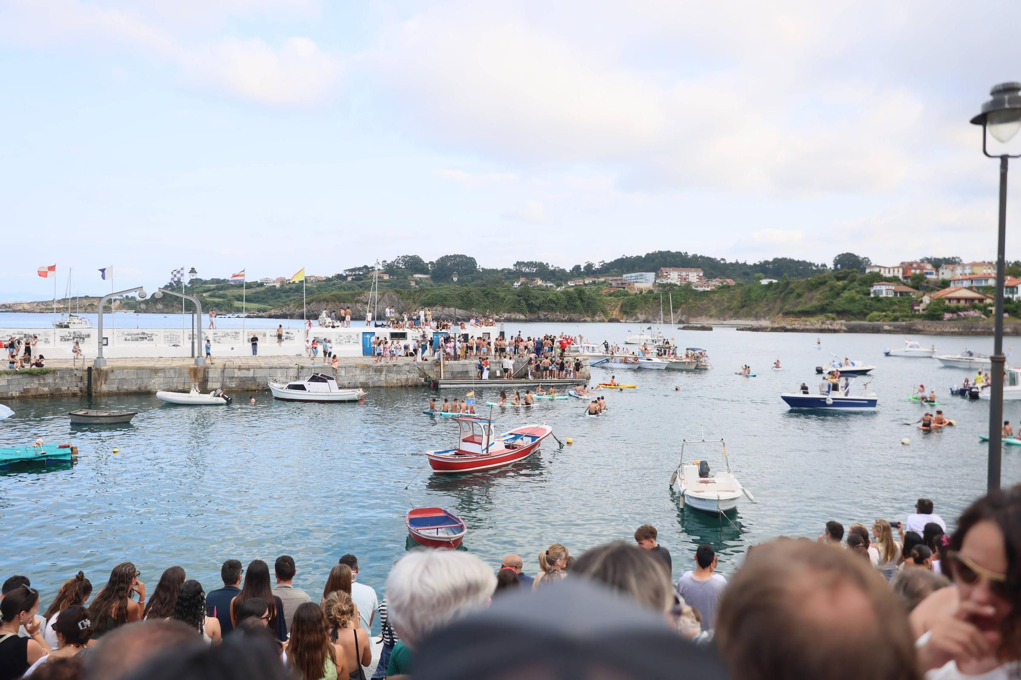 EN IMÁGENES: La multitudinaria cita de la cucaña en el Carmen de Luanco