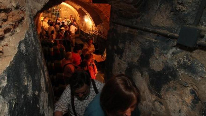 Los participantes en el congreso suben las escaleras de la Cueva Árabe.
