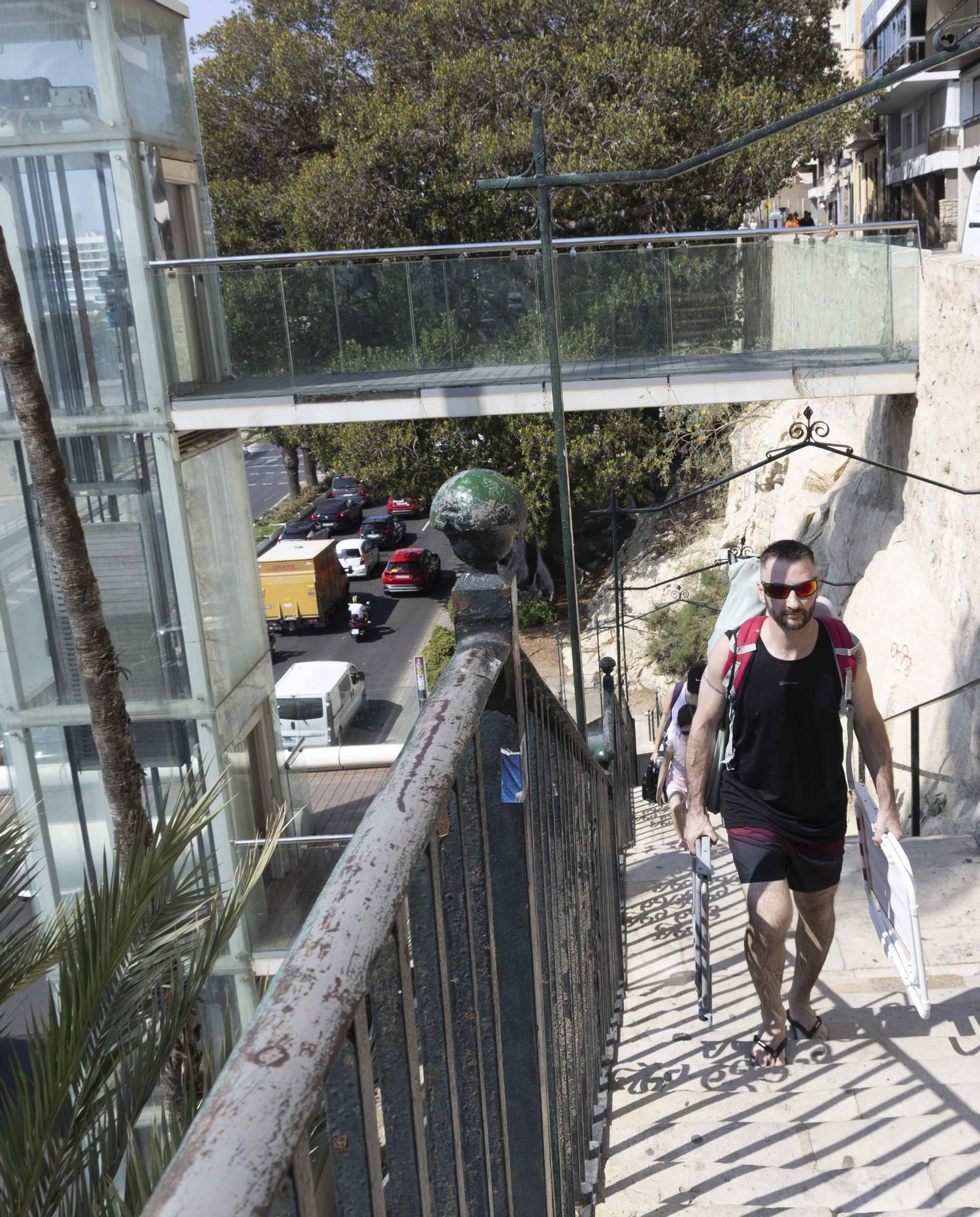 Otro verano sin ascensor para ir a la playa del Postiguet