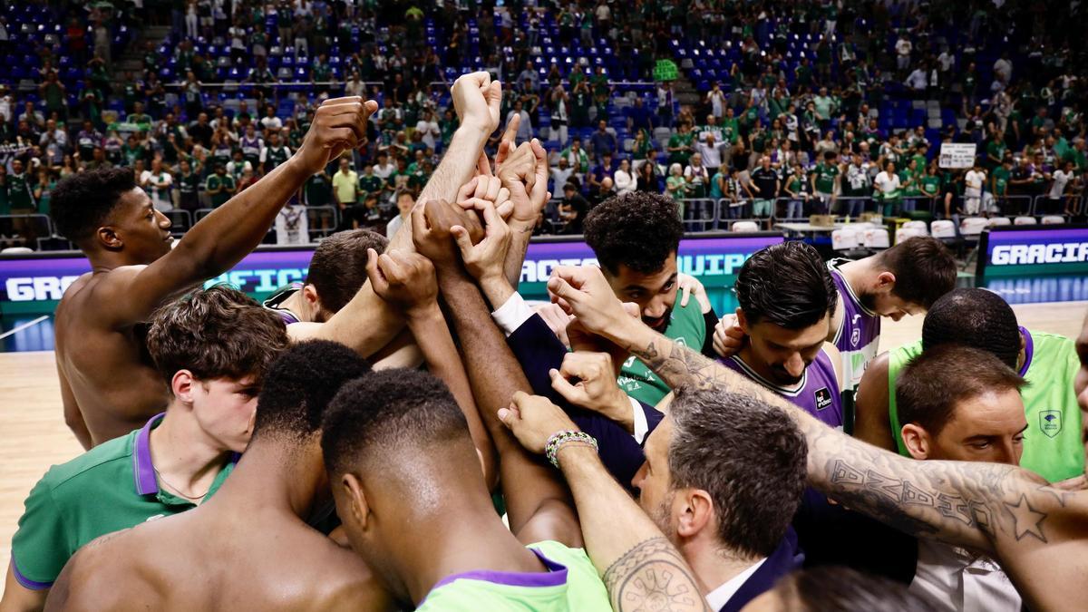 Los jugadores del Unicaja celebran una victoria.