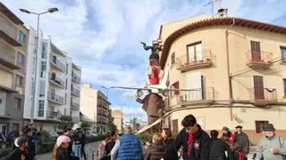 Manacor se rinde a los 'foguerons' reivindicativos: "Son preciosos, no hay nada que mejorar en ellos"