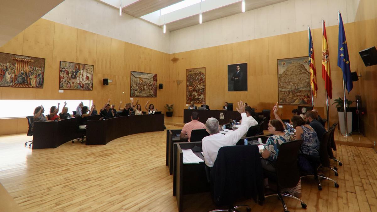 Una de las votaciones en el pleno ordinario de agosto del Ayuntamiento de Benidorm.