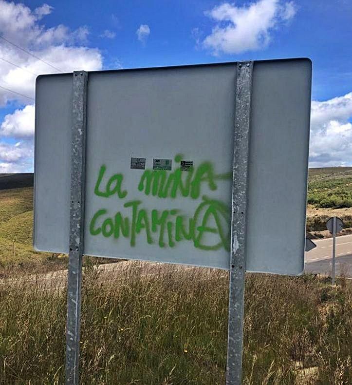 La Guardia Civil investiga las pinturas vandálicas en Pedralba contra la mina de Calabor