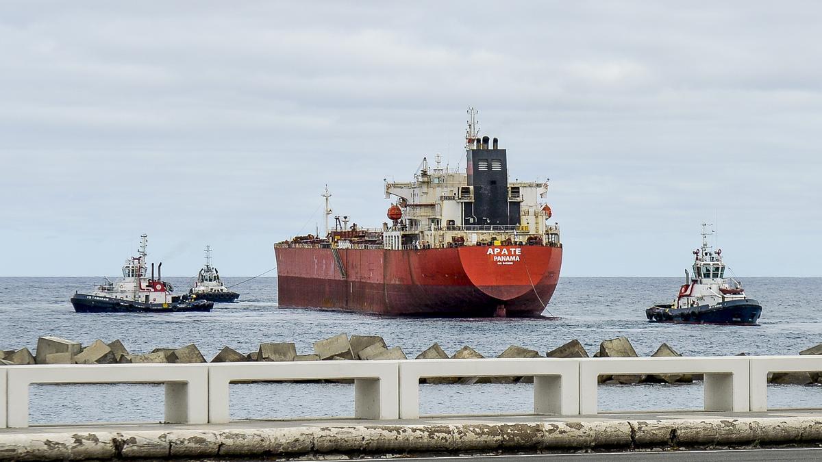 Imagen de la asistencia de los tres remolcadores al petrolero &#039;Apate&#039;, en el acceso a La Luz.