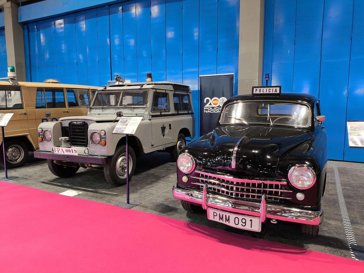 Retromobile'da Land Rover Santana (solda) ve Fiat 1400