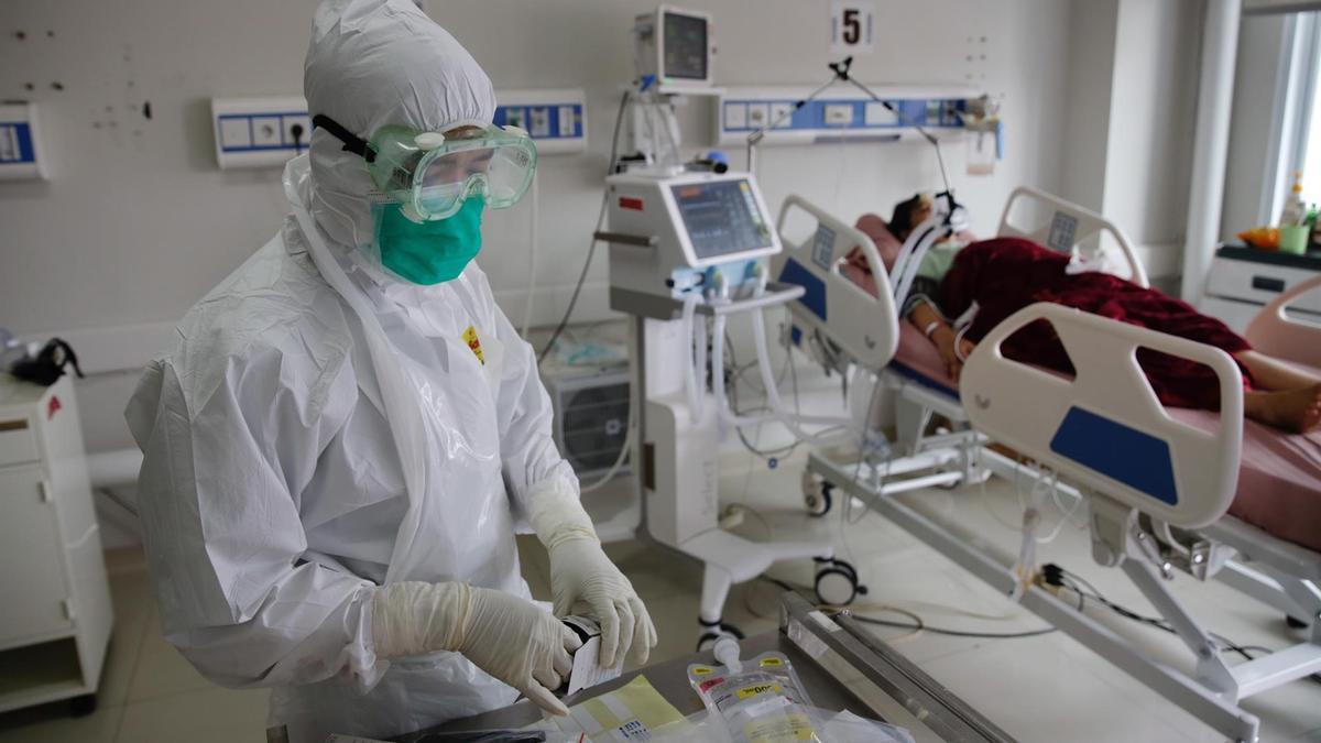 Sanitario en el interior de la UCI de un hospital.