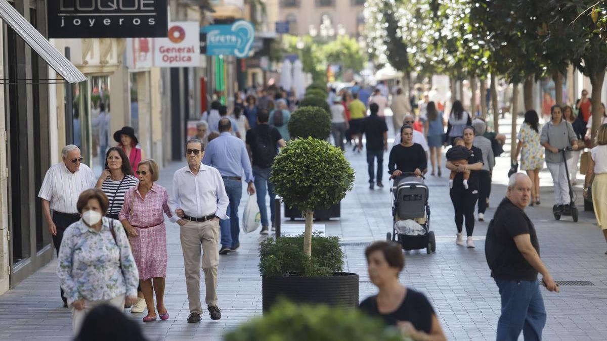 Cordobeses pasean por la calle Cruz Conde, en pleno centro de la ciudad.