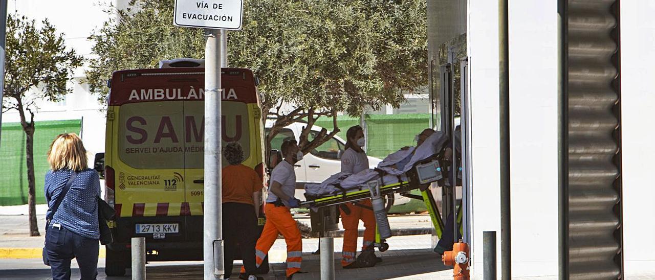 Los sanitarios ingresan un paciente en el área de Urgencias del hospital, ayer. | PERALES IBORRA