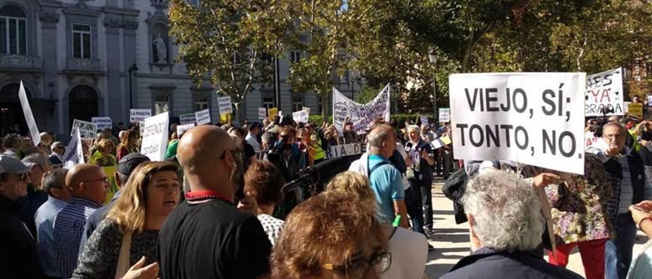 Pensionistas y miembros de la Plataforma de Afectados por la Hipoteca, ayer, ante el Tribunal Supremo.