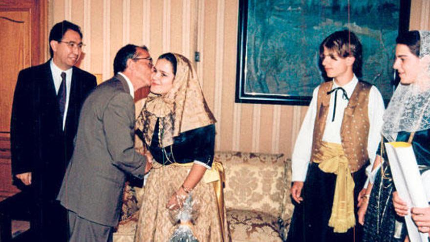 Imagen de los años 90 en la que las ´vermadores´ acuden a invitar al entonces president Soler.