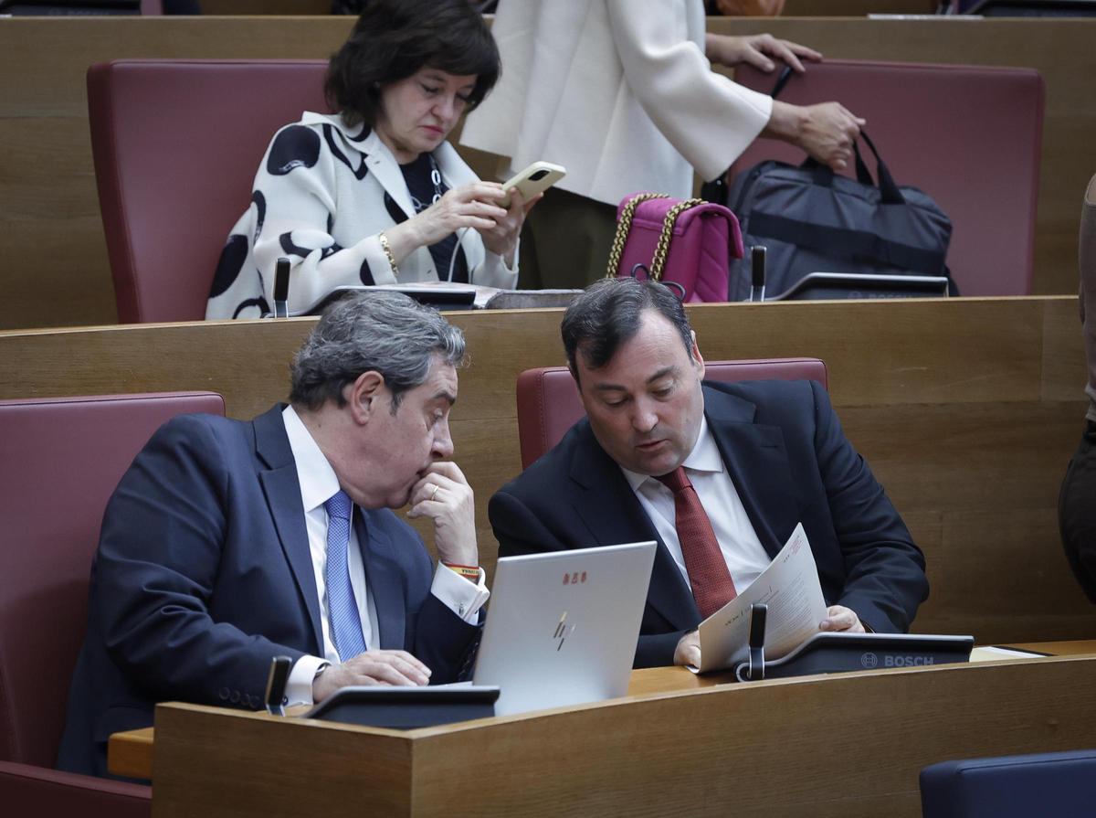 Los portavoces adjuntos de Vox hablan antes de empezar el pleno de las Corts.