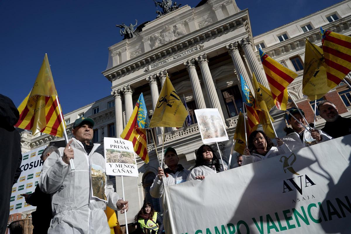 Protesta de agricultores y ganaderos ante el Ministerio de Agricultura, en Atocha, contra el acuerdo de libre comercio de Europa y Mercosur.