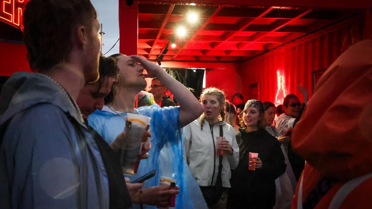 La lluvia suspende temporalmente algunos conciertos el primer día del Primavera Sound. La lluvia suspende temporalmente algunos conciertos el primer día del Primavera Sound.