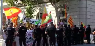 Simpatizantes de Vox exigen la detención de Puigdemont