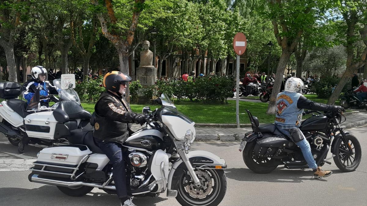 GALERÍA | La ruta de "Moteros de Nevera" de Fuentelapeña hace parada en Toro