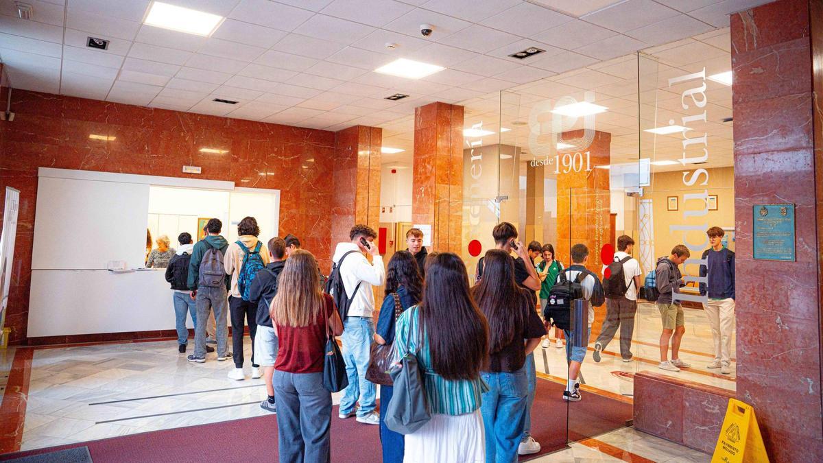 Alumnos en la sede de Industriales en Torrecedeira.