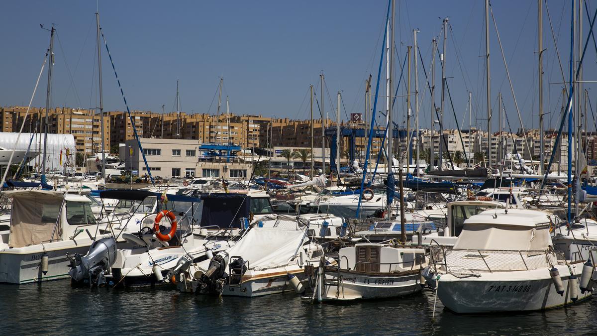 Barcos atracados en la Dársena Pesquera de Alicante.
