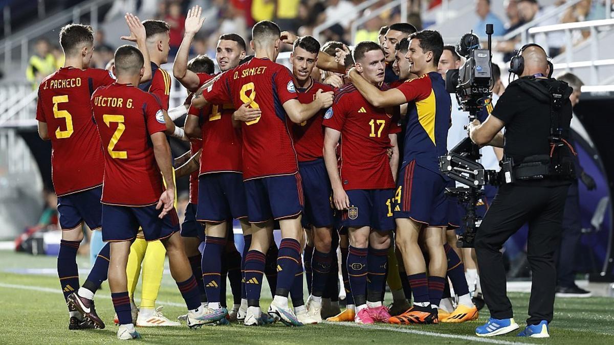 Sergio Gómez celebra un gol con la sub-21 española.