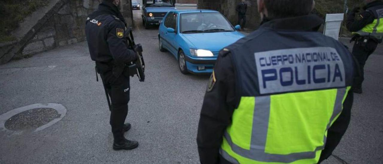 Agentes de la Policía Nacional durante un control en El Reblinco, hace unas semanas.