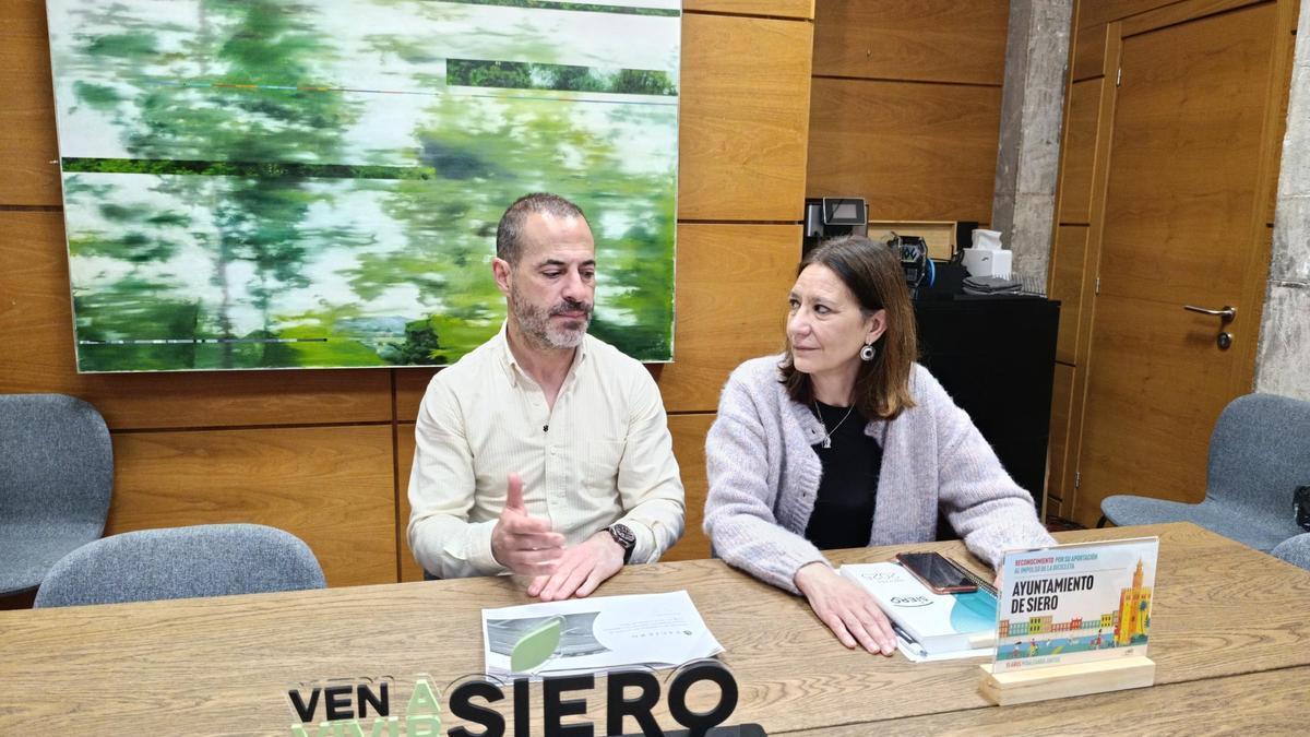 Ángel García y Patricia Antuña en el Ayuntamiento de Siero, este martes.