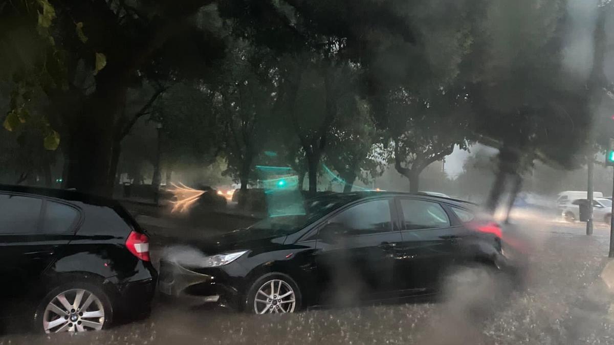 La lluvia provocó inundaciones en la ciudad de València y tampoco respetó las vías del ferrocarril