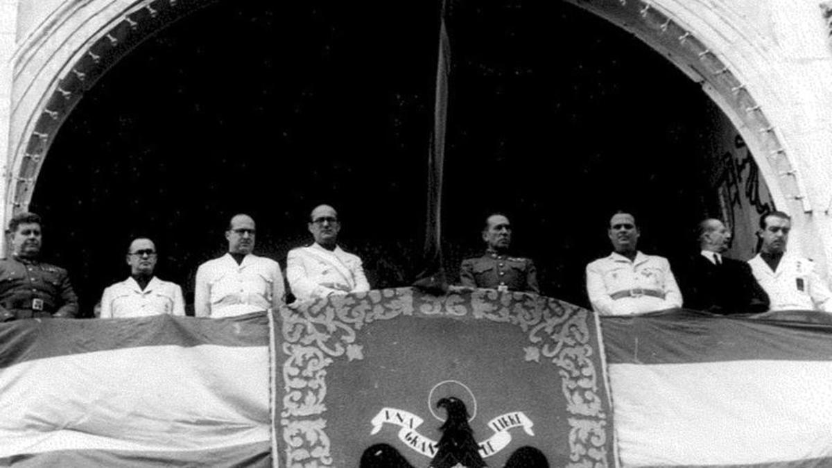 El ministro José Ibáñez Martín (a la izquierda del mástil), en el balcón del Ayuntamiento de Lorca.