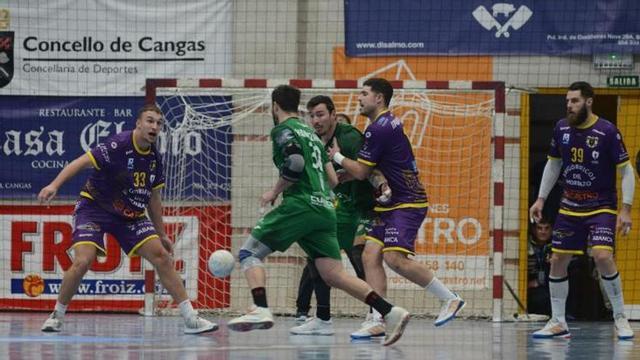 Alberto Martín (dorsal 33) en el partido ante el Cuenca, en el que se lesionó en la mano. |  // GONZALO NÚÑEZ