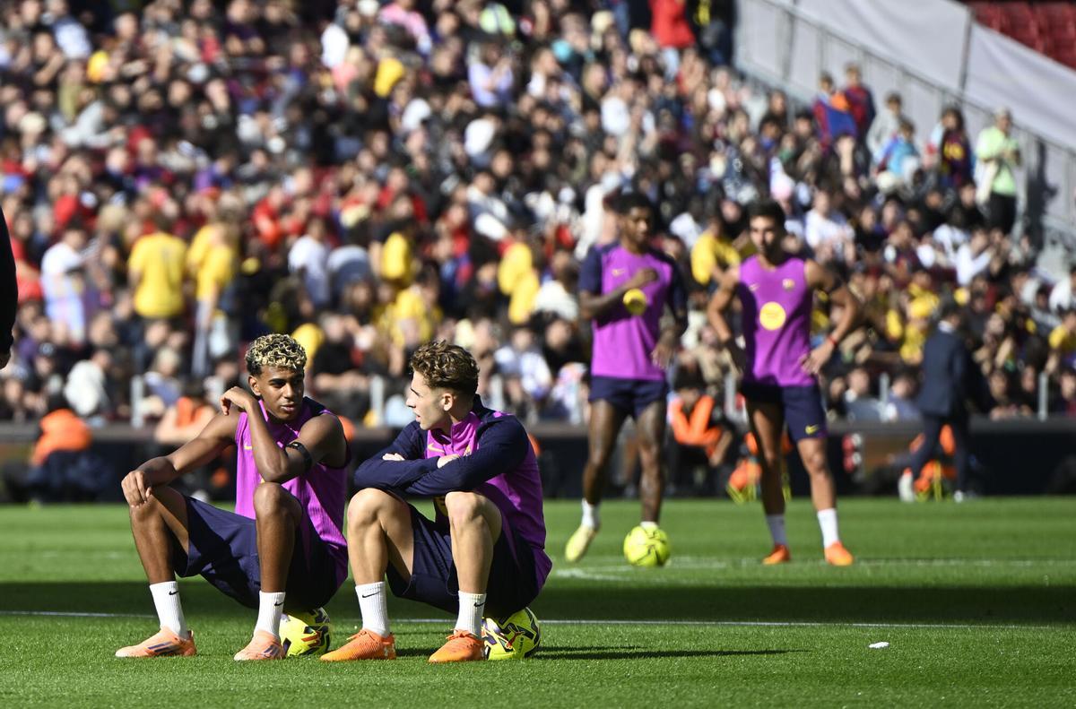Barcelona. 07.11.2025.  Deportes.  Lamine y Fermín conversan en una pausa durante el entrenamiento de los jugadores del Barça en el Spotify Camp Nou en el primer test con asistencia de público en el estadio. Fotografía de Jordi Cotrina