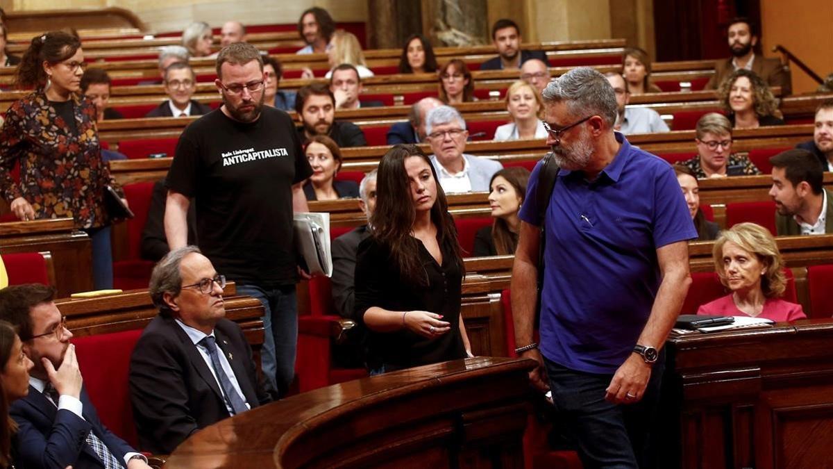 Los cuatro diputados de la CUP abandonan el Parlament.