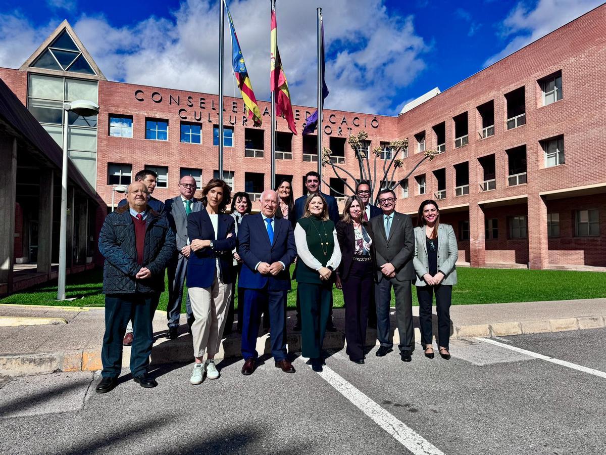 La consellera Ortí con los presidentes de los consejos sociales, entre ellos el de la UJI, Sebastián Pla.