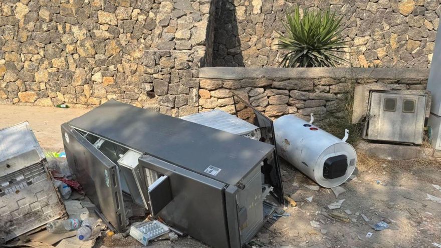 La basura se multiplica en el exterior de los contenedores de Can Fornet | E. T.