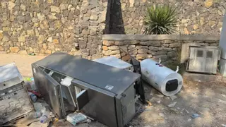 La basura se multiplica en el exterior de los contenedores de Can Furnet