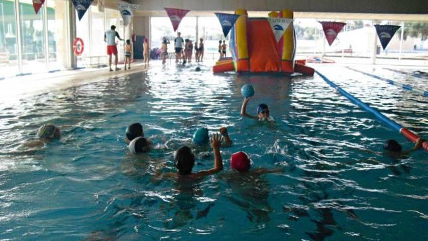 Benicàssim propone una bonificación del 50 % a alumnos del IES para el uso de la piscina