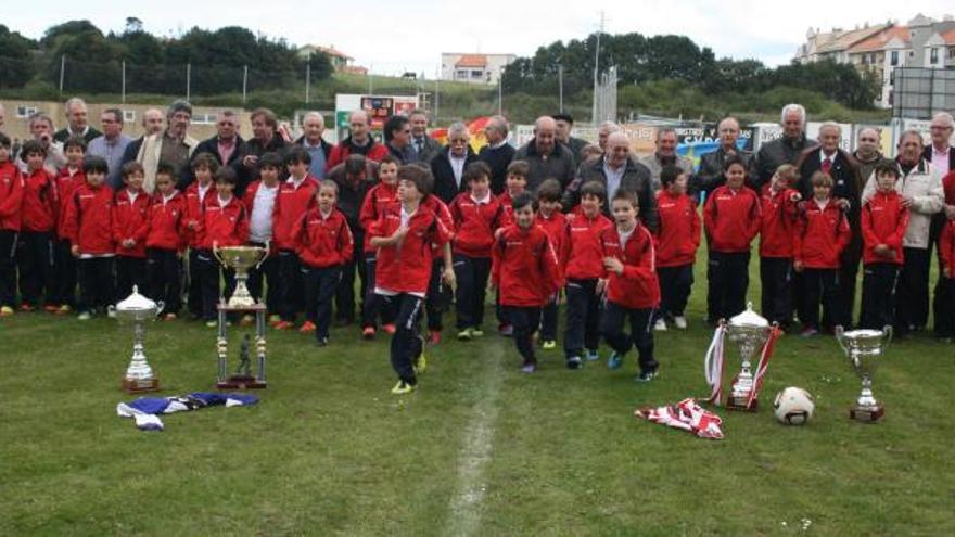 Veteranos y jóvenes jugadores del Candás, ayer, en la celebración del cincuentenario de La Mata.