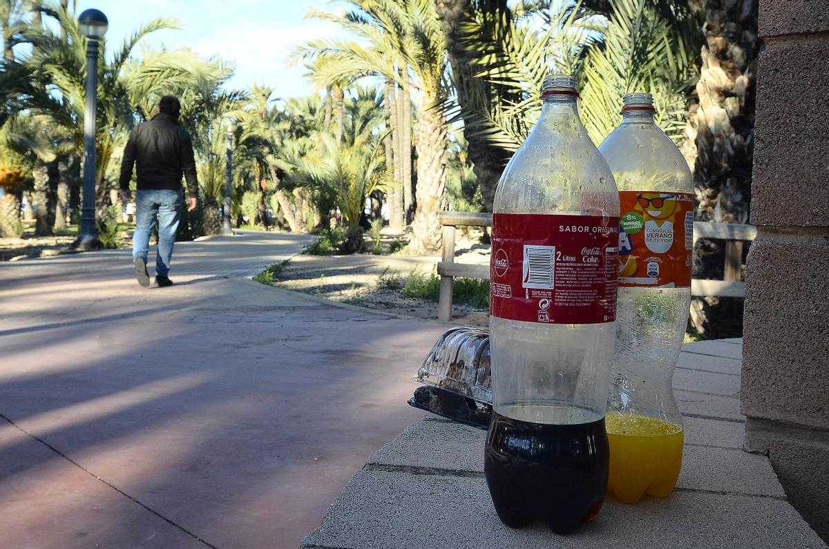 Restos de botellón, en un parque de Elche.