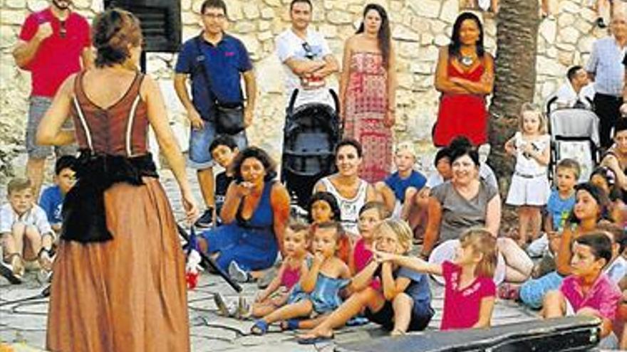 La magia, la protagonista del teatro de calle de Peñíscola