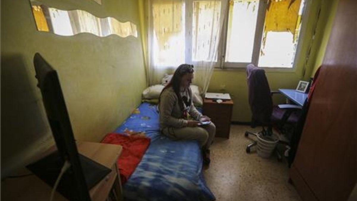 Isabel, la madre de Caroline del Valle, en la habitación de su hija.