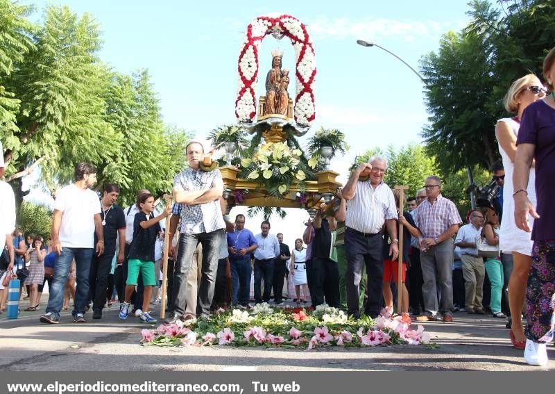 GALERÍA DE FOTOS -- Vila-real se vuelca en la procesión a la ermita