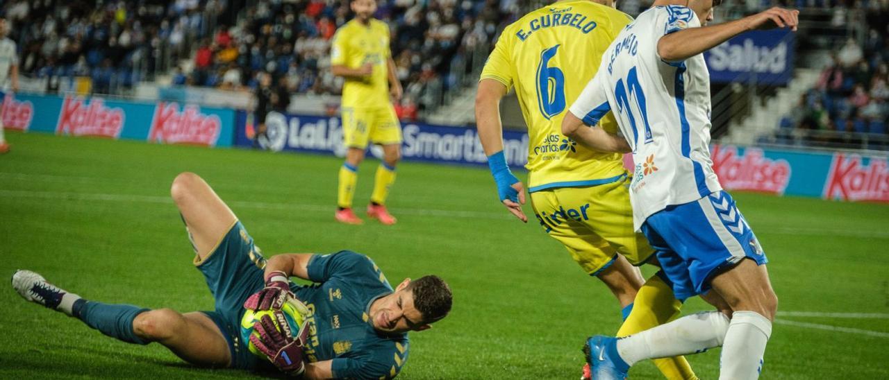 Bermejo, tras atrapar el balón Raúl Fernández en el derbi canario contra Las Palmas. | | ANDRÉS GUTIÉRREZ