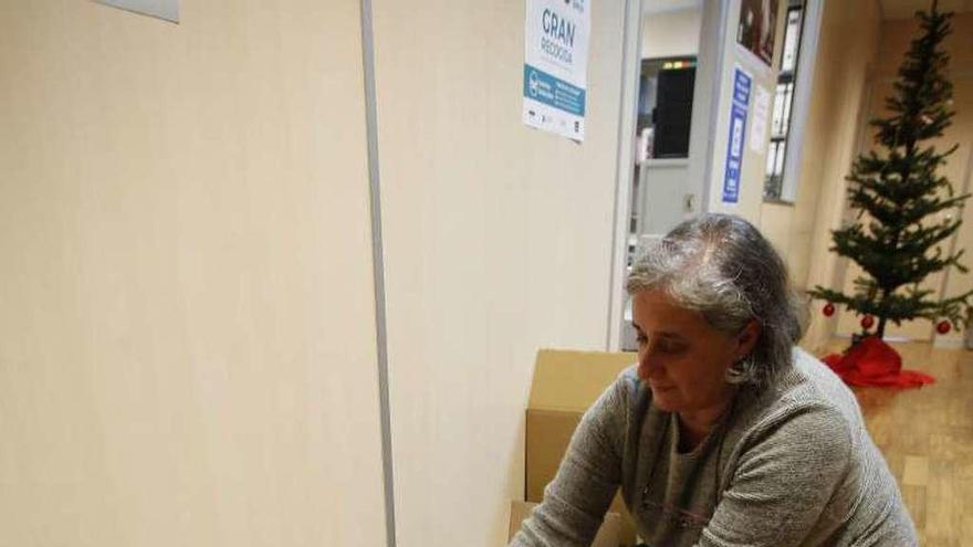 María Ángeles López mete en cajas algunos de los alimentos donados en la sede avilesina de la UGT.
